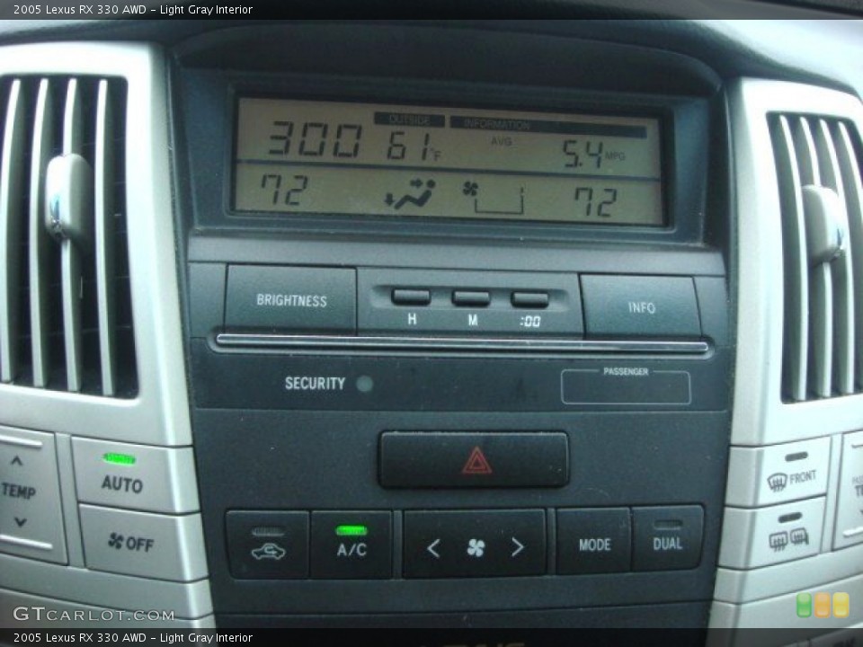 Light Gray Interior Controls for the 2005 Lexus RX 330 AWD #72037458
