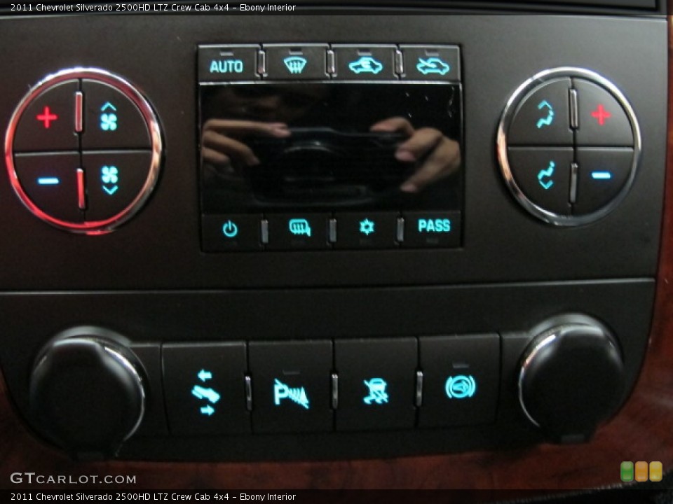 Ebony Interior Controls for the 2011 Chevrolet Silverado 2500HD LTZ Crew Cab 4x4 #72107460