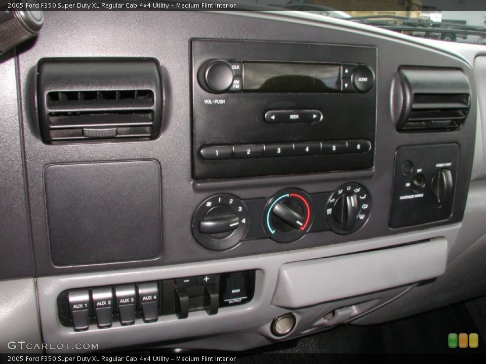 Medium Flint Interior Controls for the 2005 Ford F350 Super Duty XL Regular Cab 4x4 Utility #72110241