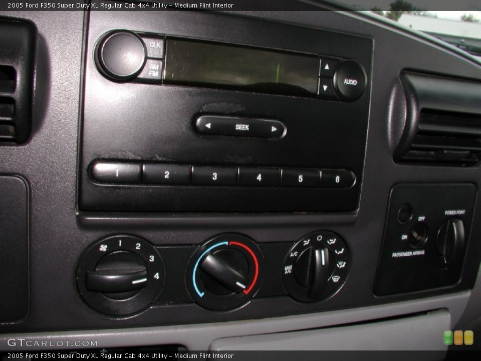 Medium Flint Interior Controls for the 2005 Ford F350 Super Duty XL Regular Cab 4x4 Utility #72110391