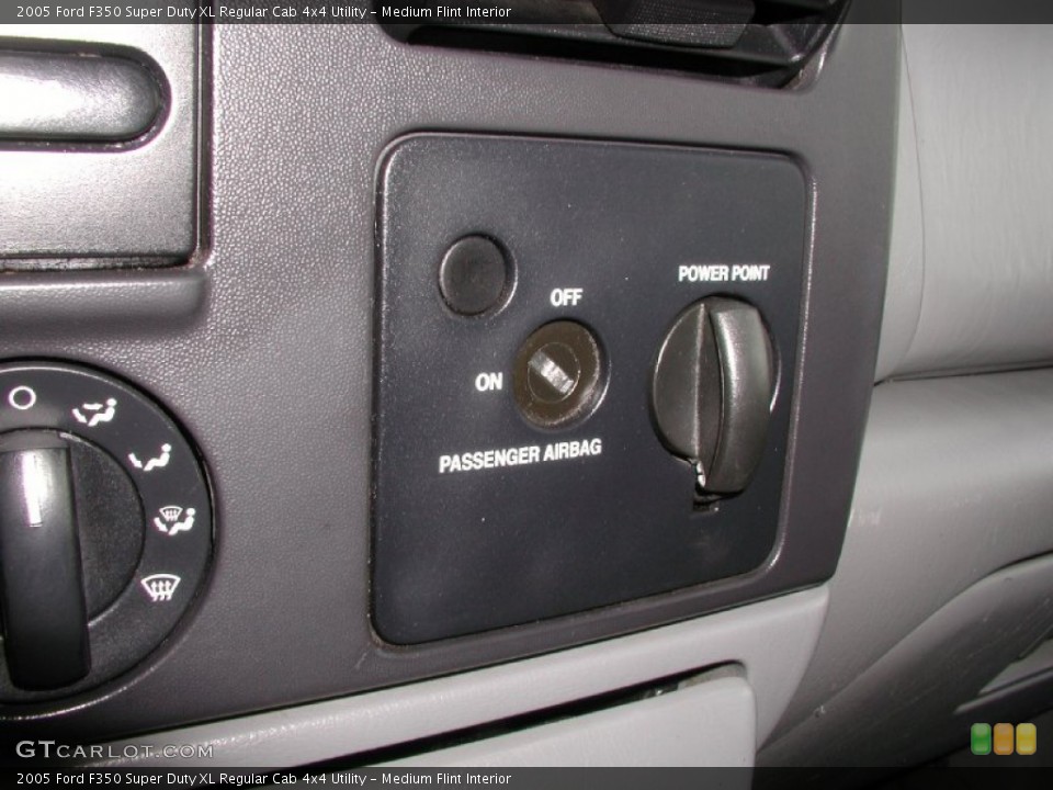Medium Flint Interior Controls for the 2005 Ford F350 Super Duty XL Regular Cab 4x4 Utility #72110418