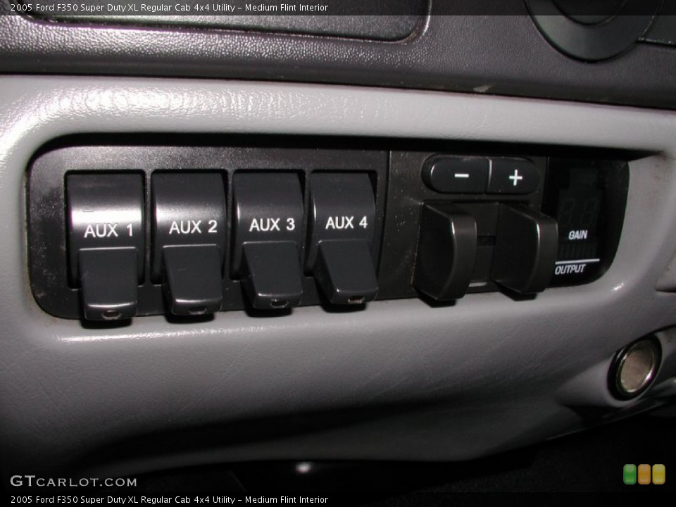 Medium Flint Interior Controls for the 2005 Ford F350 Super Duty XL Regular Cab 4x4 Utility #72110433