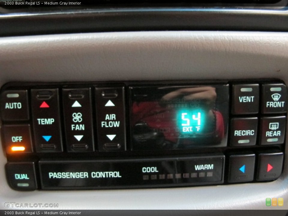 Medium Gray Interior Controls for the 2003 Buick Regal LS #72111174