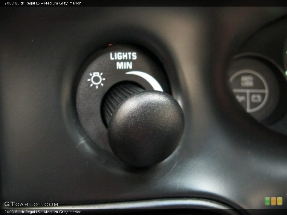 Medium Gray Interior Controls for the 2003 Buick Regal LS #72111321