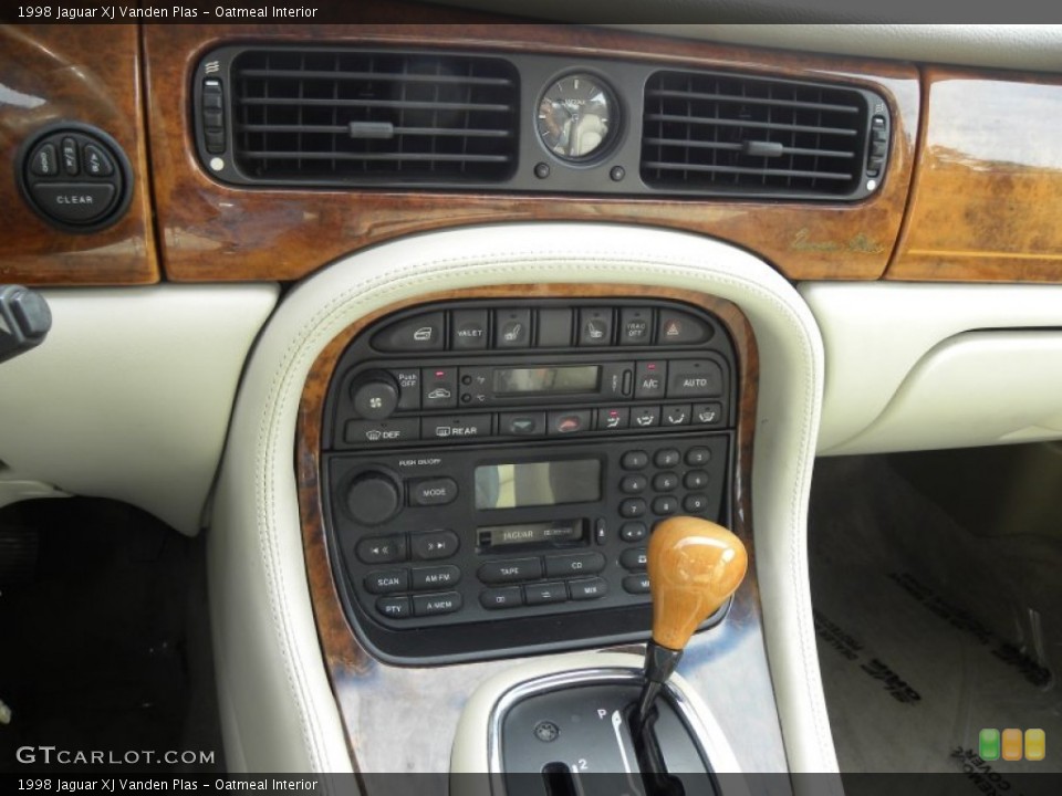 Oatmeal Interior Controls for the 1998 Jaguar XJ Vanden Plas #72339401