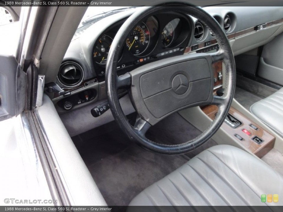 Grey Interior Photo for the 1988 Mercedes-Benz SL Class 560 SL Roadster #72363621