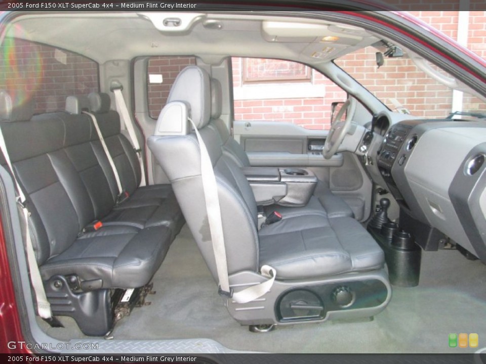 Medium Flint Grey Interior Photo for the 2005 Ford F150 XLT SuperCab 4x4 #72448272
