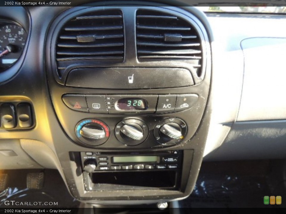 Gray Interior Controls for the 2002 Kia Sportage 4x4 #72554889