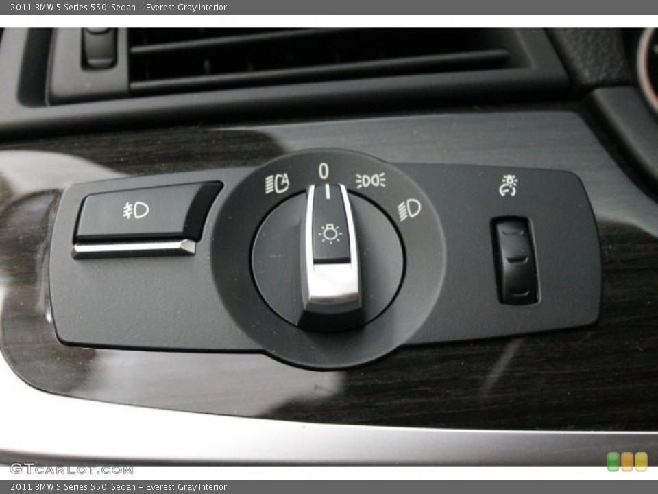 Everest Gray Interior Controls for the 2011 BMW 5 Series 550i Sedan #72559209