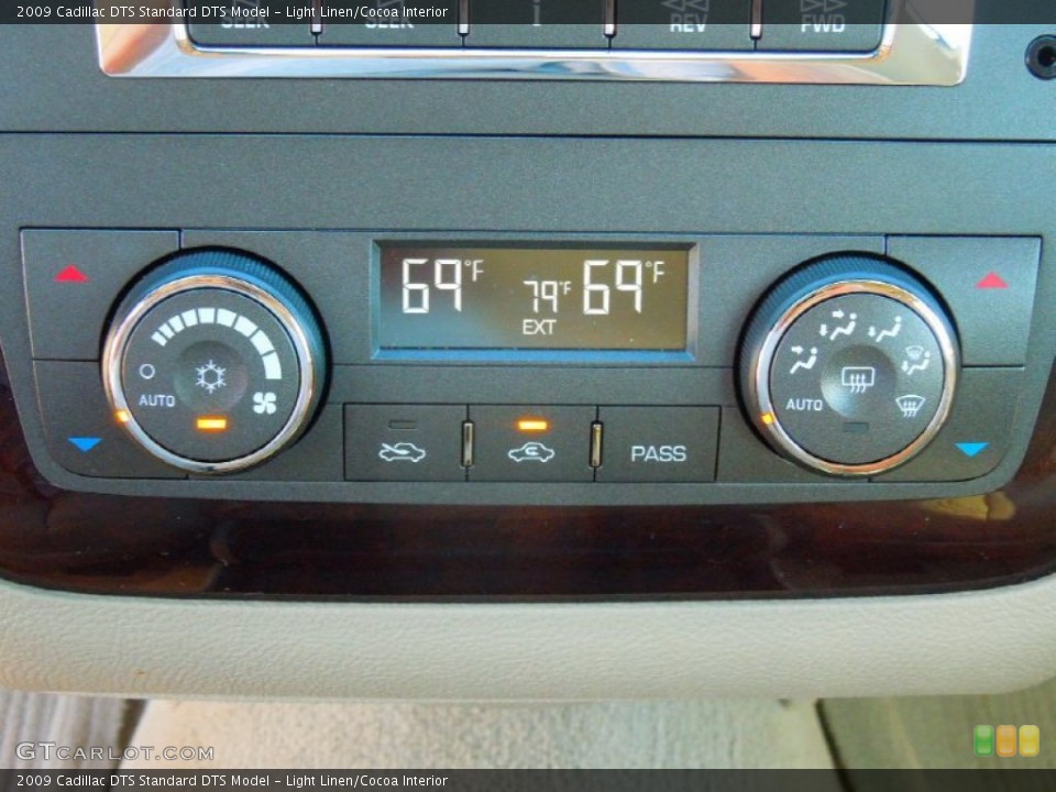 Light Linen/Cocoa Interior Controls for the 2009 Cadillac DTS  #72563715
