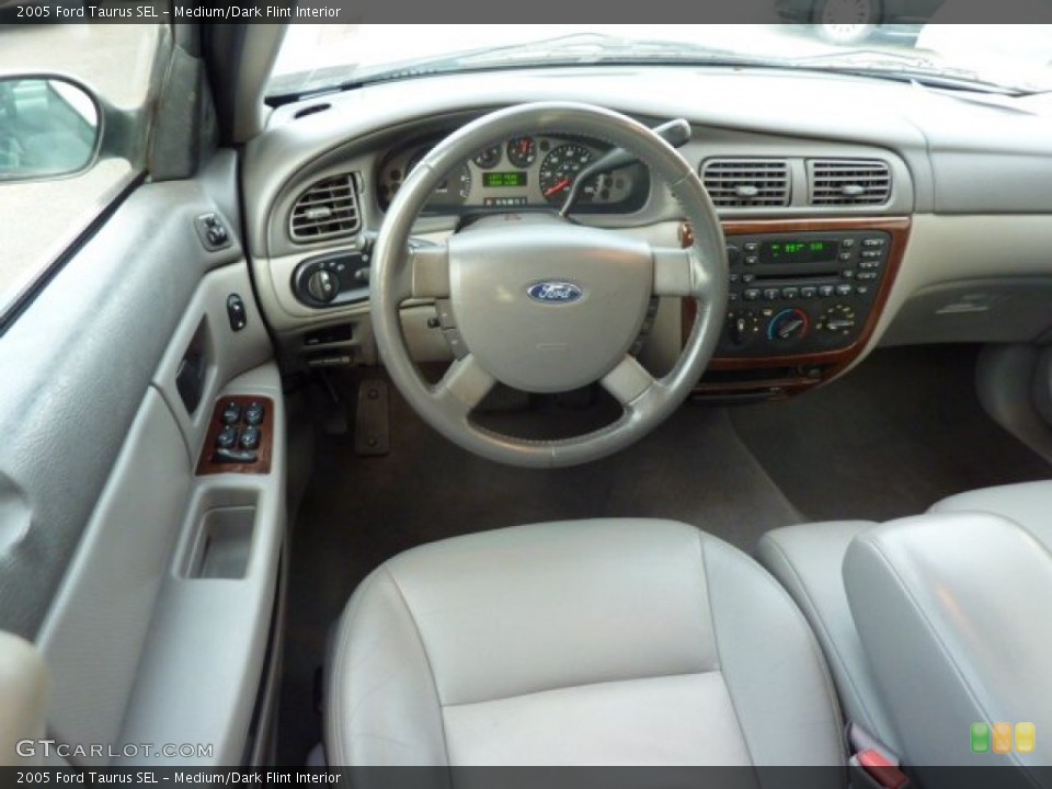 Medium/Dark Flint Interior Dashboard for the 2005 Ford Taurus SEL #72678619