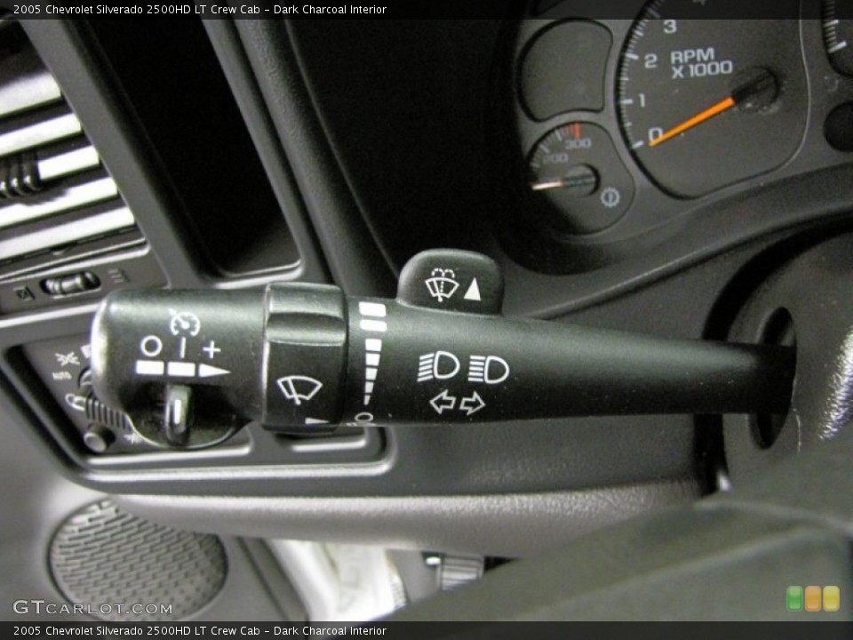 Dark Charcoal Interior Controls for the 2005 Chevrolet Silverado 2500HD LT Crew Cab #72694051