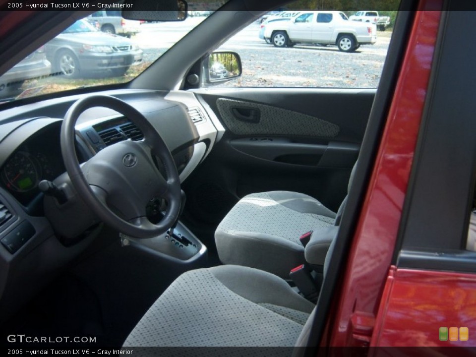 Gray Interior Photo for the 2005 Hyundai Tucson LX V6 #72776485