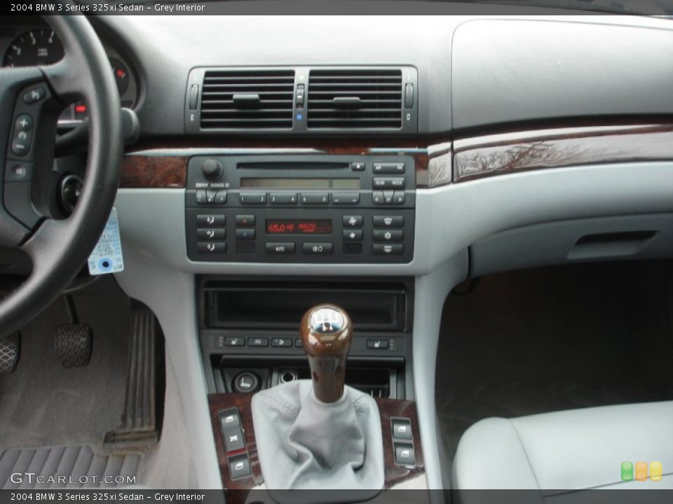 Grey Interior Controls for the 2004 BMW 3 Series 325xi Sedan #72795034