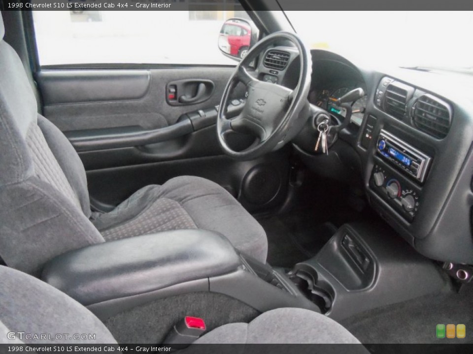 Gray Interior Photo for the 1998 Chevrolet S10 LS Extended Cab 4x4 #72992674