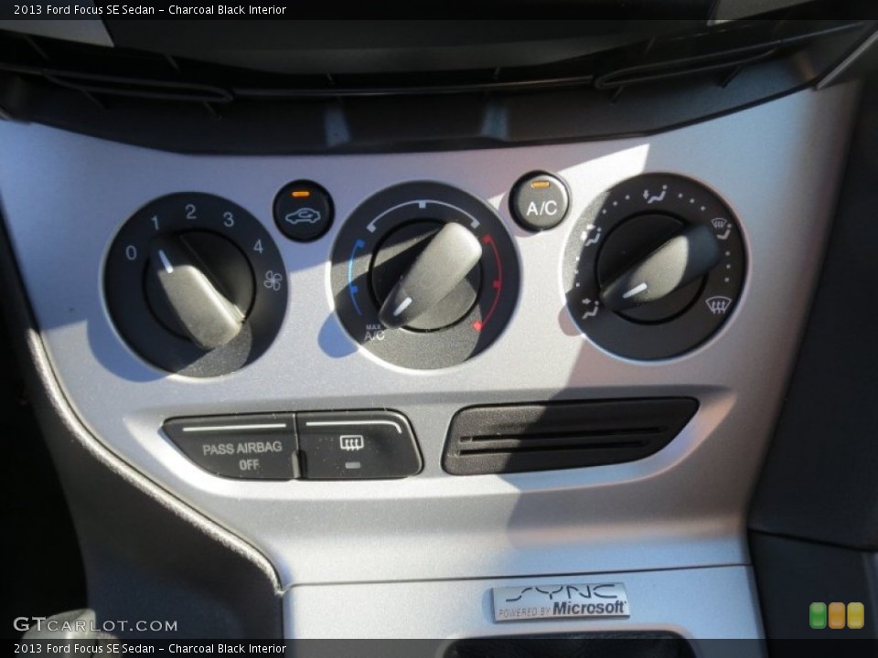 Charcoal Black Interior Controls for the 2013 Ford Focus SE Sedan #73030783