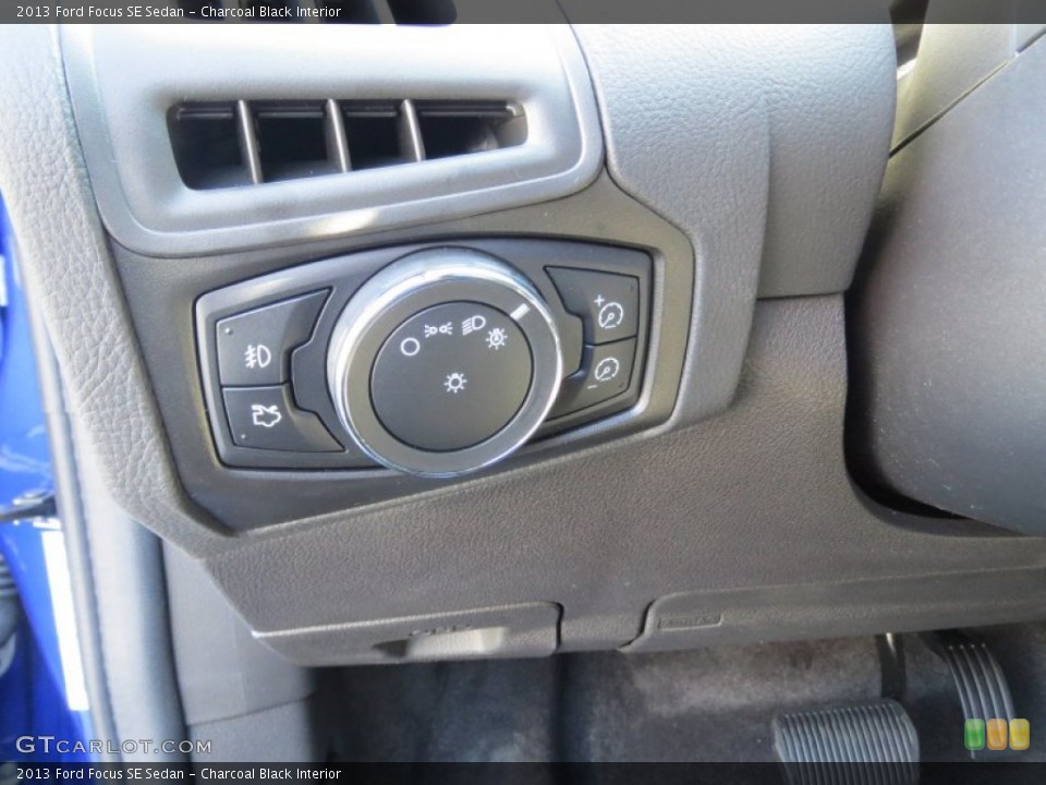 Charcoal Black Interior Controls for the 2013 Ford Focus SE Sedan #73030918