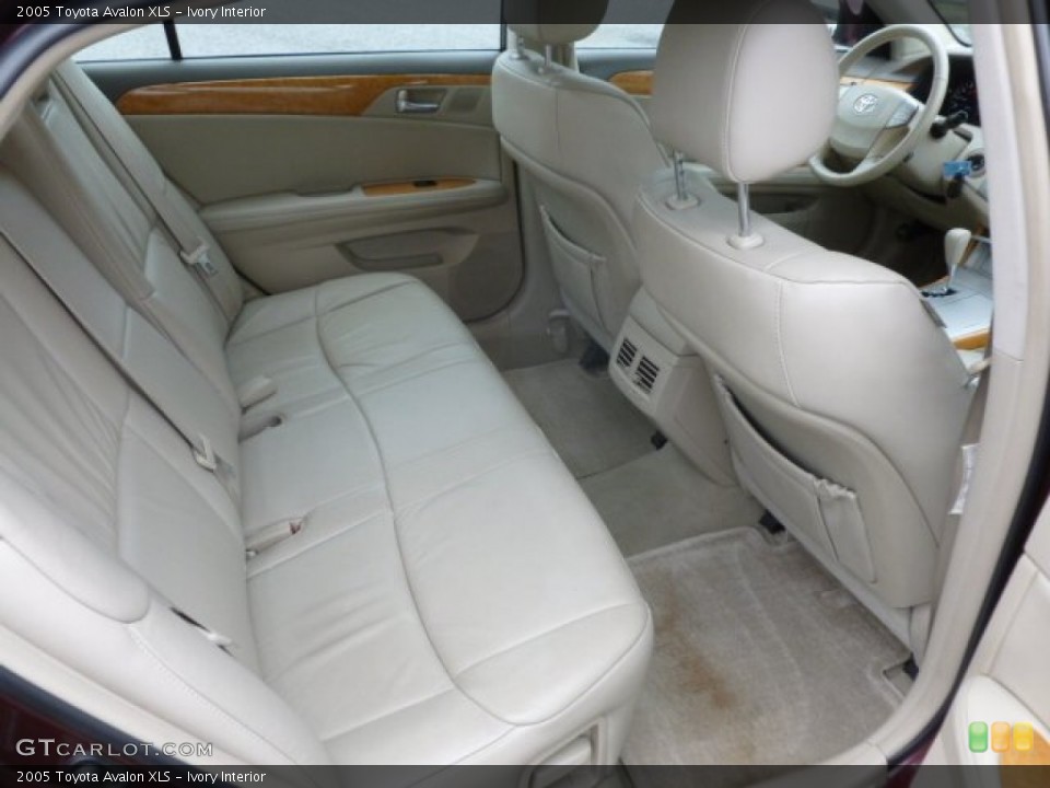 Ivory Interior Rear Seat for the 2005 Toyota Avalon XLS #73132491