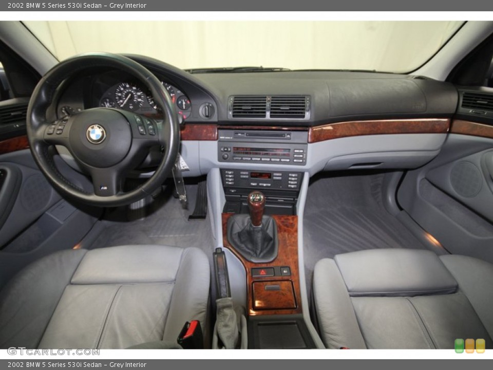 Grey Interior Dashboard for the 2002 BMW 5 Series 530i Sedan #73225618