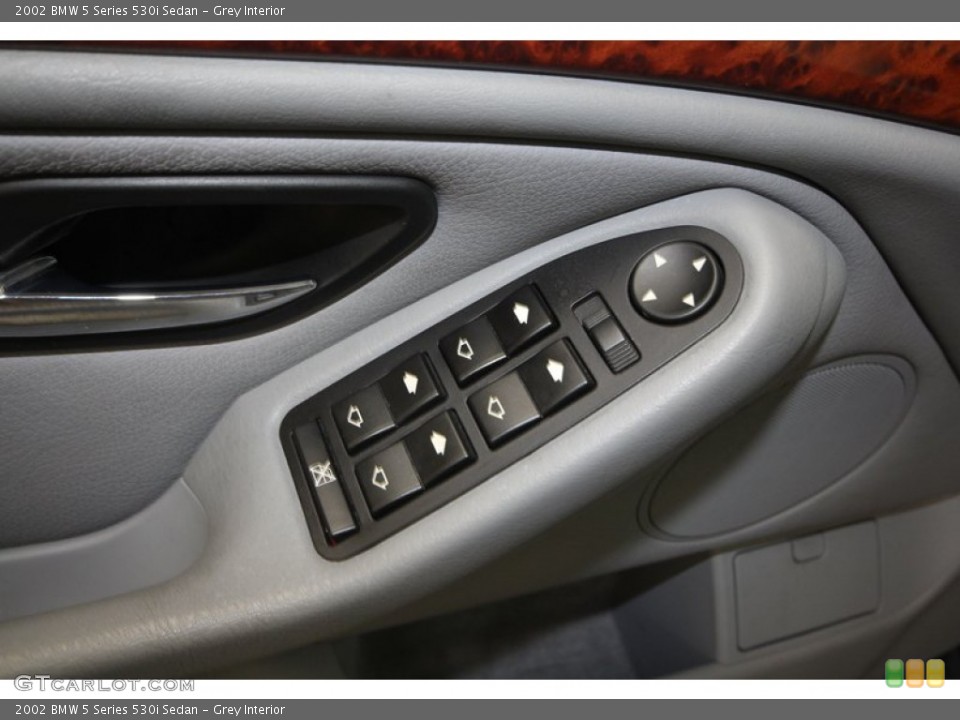 Grey Interior Controls for the 2002 BMW 5 Series 530i Sedan #73225755