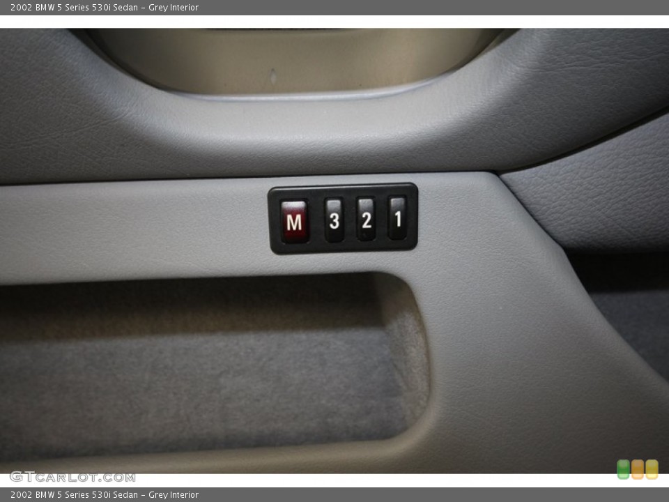 Grey Interior Controls for the 2002 BMW 5 Series 530i Sedan #73225767