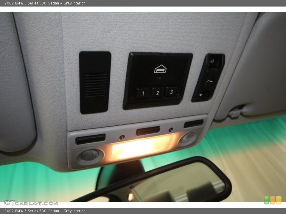 Grey Interior Controls for the 2002 BMW 5 Series 530i Sedan #73225815