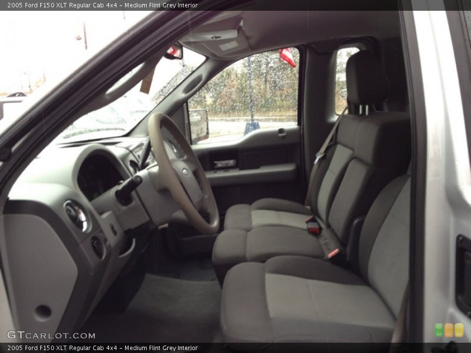 Medium Flint Grey Interior Photo for the 2005 Ford F150 XLT Regular Cab 4x4 #73241854
