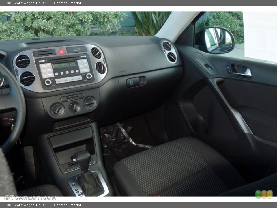 Charcoal Interior Dashboard for the 2009 Volkswagen Tiguan S #73398128