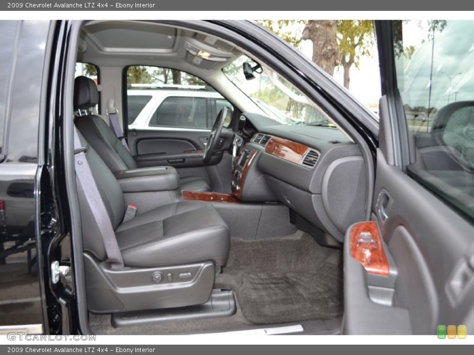 Ebony Interior Photo for the 2009 Chevrolet Avalanche LTZ 4x4 #73439383