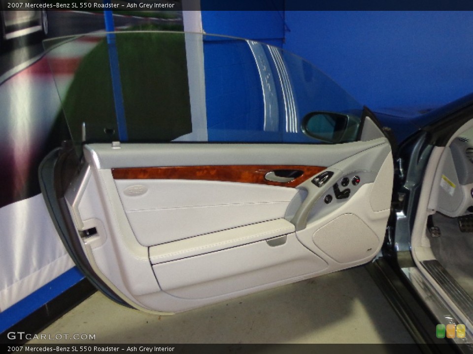 Ash Grey Interior Door Panel for the 2007 Mercedes-Benz SL 550 Roadster #73515110