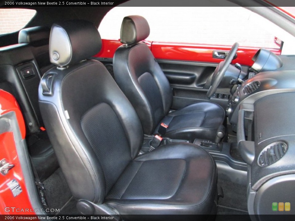 Black Interior Photo for the 2006 Volkswagen New Beetle 2.5 Convertible #73555476