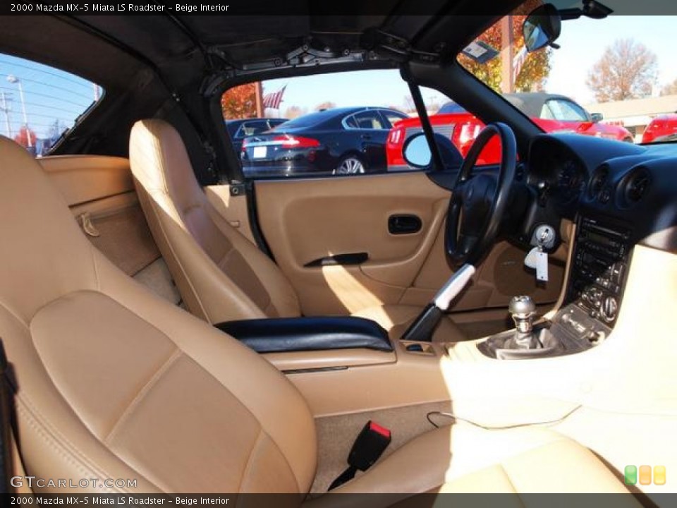 Beige Interior Photo for the 2000 Mazda MX-5 Miata LS Roadster #73587923