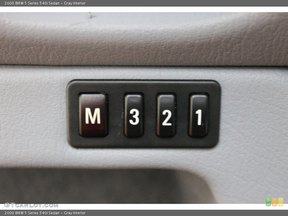 Gray Interior Controls for the 2000 BMW 5 Series 540i Sedan #73591969