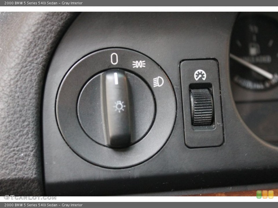 Gray Interior Controls for the 2000 BMW 5 Series 540i Sedan #73592037