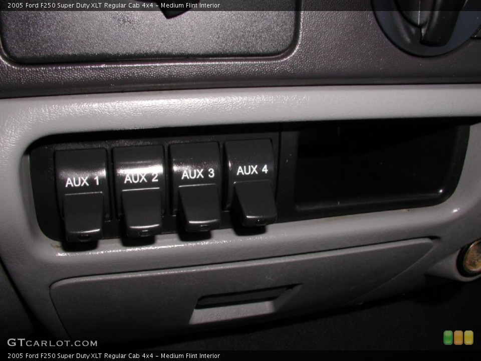 Medium Flint Interior Controls for the 2005 Ford F250 Super Duty XLT Regular Cab 4x4 #73652154