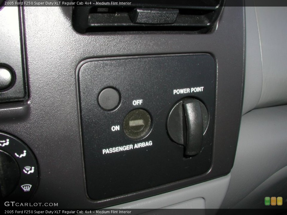 Medium Flint Interior Controls for the 2005 Ford F250 Super Duty XLT Regular Cab 4x4 #73652217