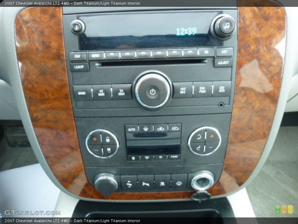 Dark Titanium/Light Titanium Interior Controls for the 2007 Chevrolet Avalanche LTZ 4WD #73764803