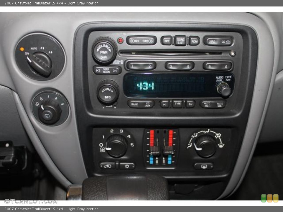 Light Gray Interior Controls for the 2007 Chevrolet TrailBlazer LS 4x4 #73773674