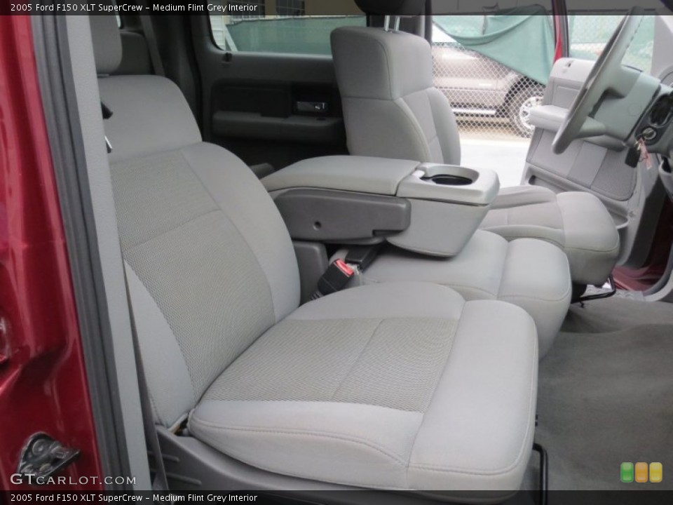 Medium Flint Grey Interior Photo for the 2005 Ford F150 XLT SuperCrew #73908833