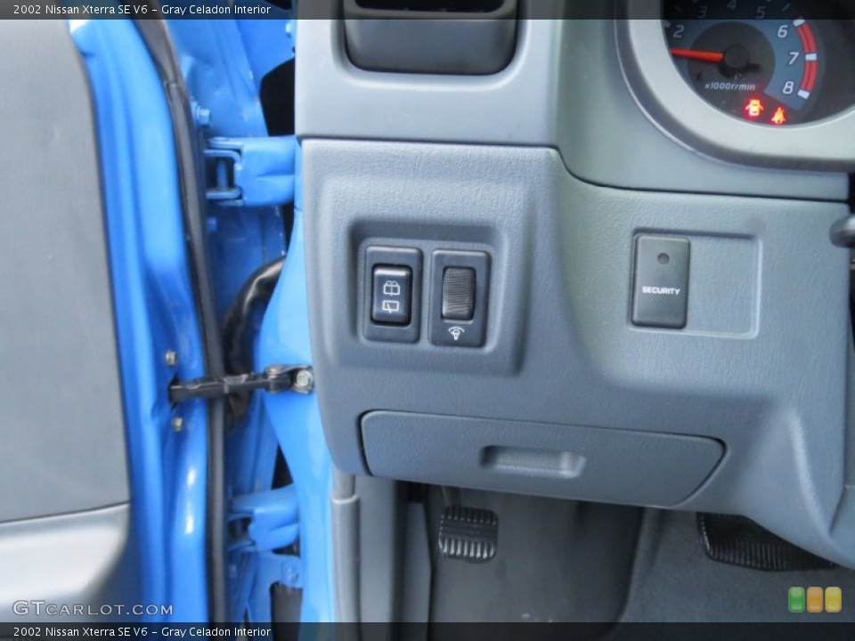 Gray Celadon Interior Controls for the 2002 Nissan Xterra SE V6 #73954949