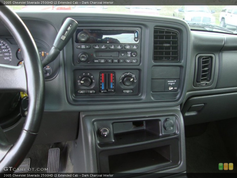 Dark Charcoal Interior Controls for the 2005 Chevrolet Silverado 2500HD LS Extended Cab #74008371