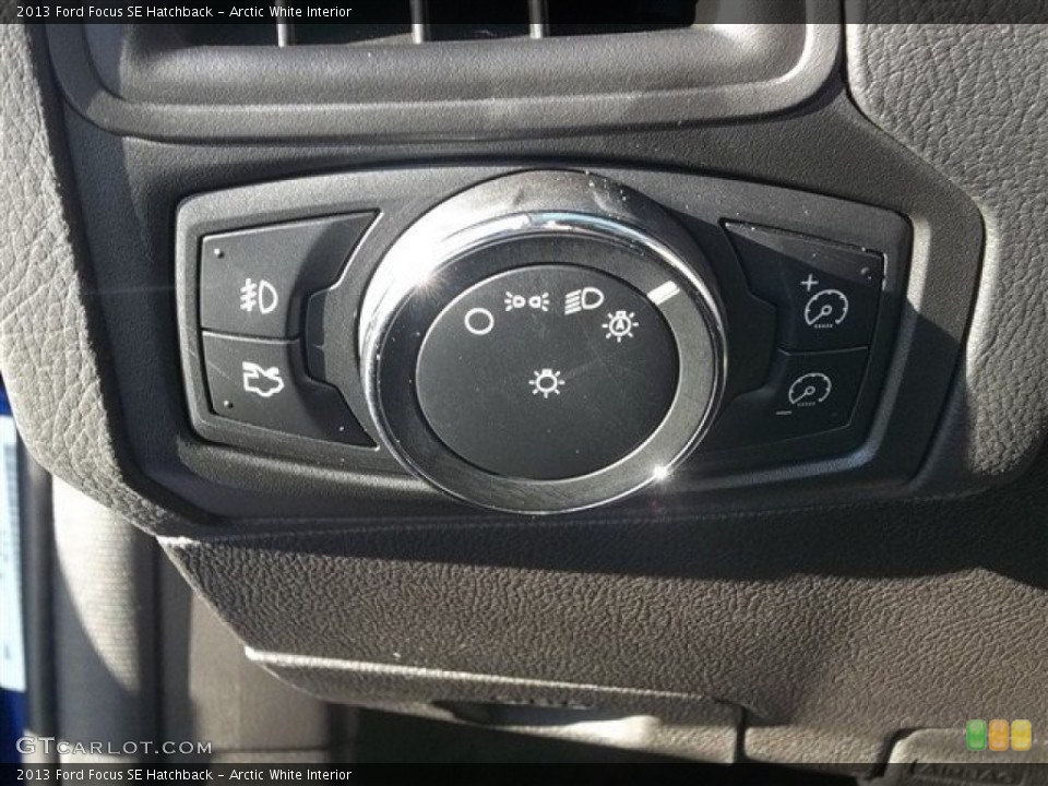 Arctic White Interior Controls for the 2013 Ford Focus SE Hatchback #74088833