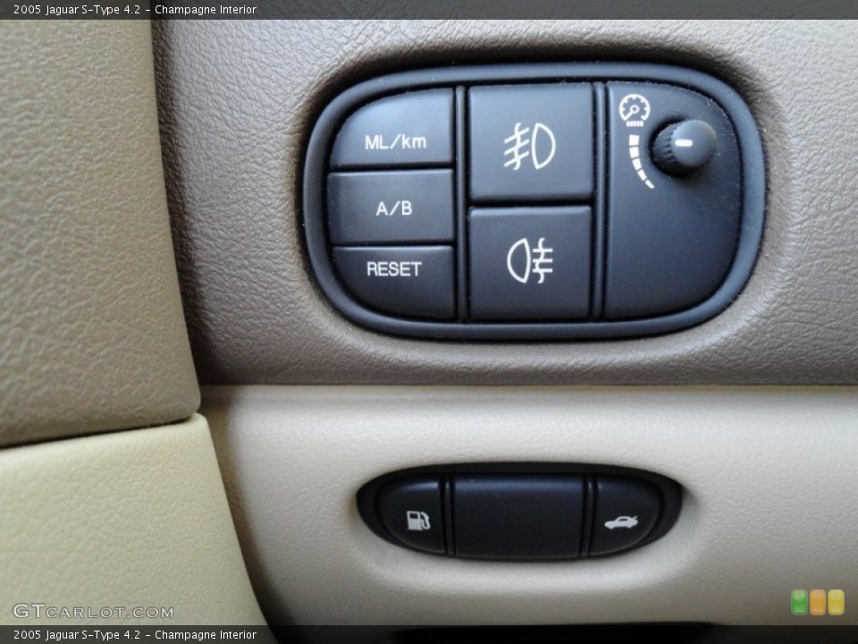 Champagne Interior Controls for the 2005 Jaguar S-Type 4.2 #74142623