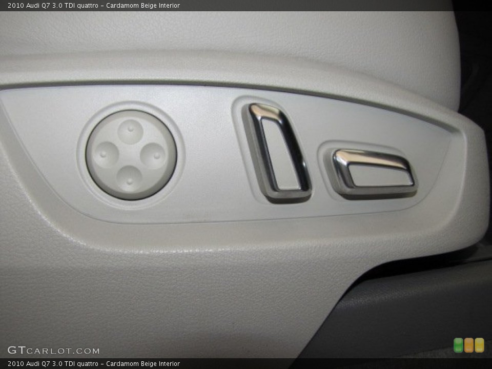 Cardamom Beige Interior Controls for the 2010 Audi Q7 3.0 TDI quattro #74321943
