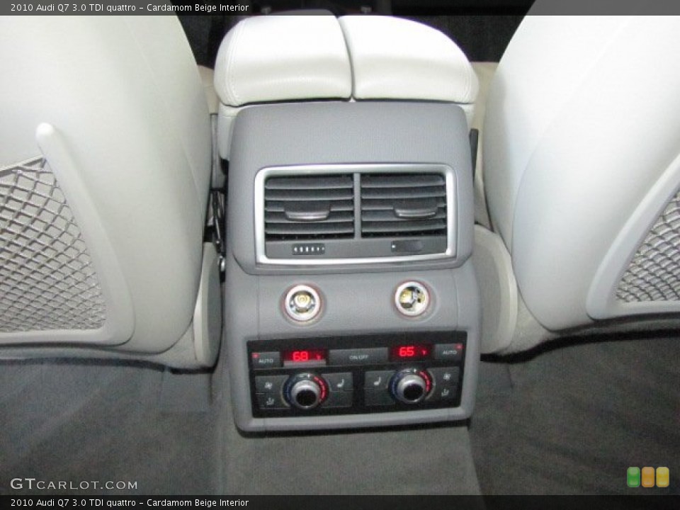 Cardamom Beige Interior Controls for the 2010 Audi Q7 3.0 TDI quattro #74322230
