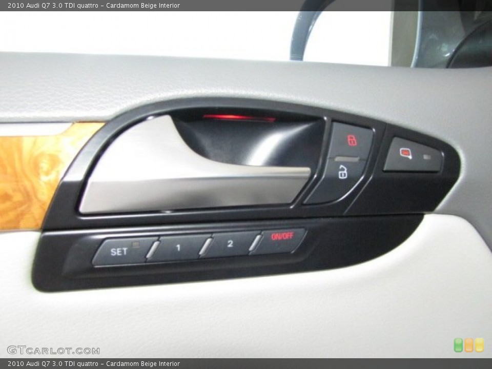 Cardamom Beige Interior Controls for the 2010 Audi Q7 3.0 TDI quattro #74322278