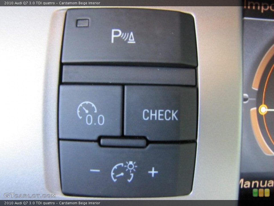 Cardamom Beige Interior Controls for the 2010 Audi Q7 3.0 TDI quattro #74322331
