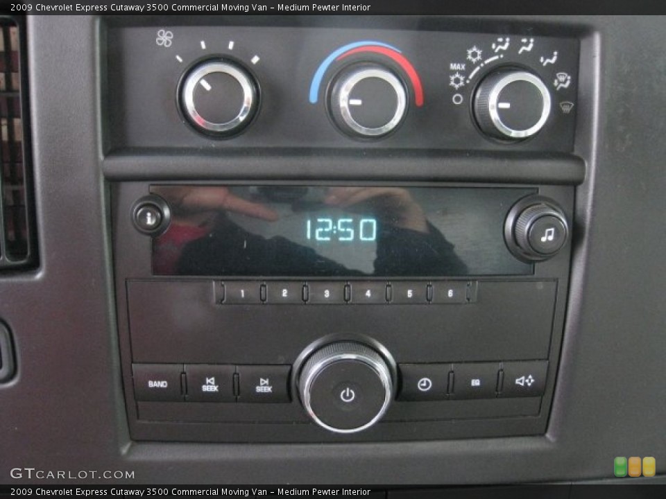 Medium Pewter Interior Controls for the 2009 Chevrolet Express Cutaway 3500 Commercial Moving Van #74344157