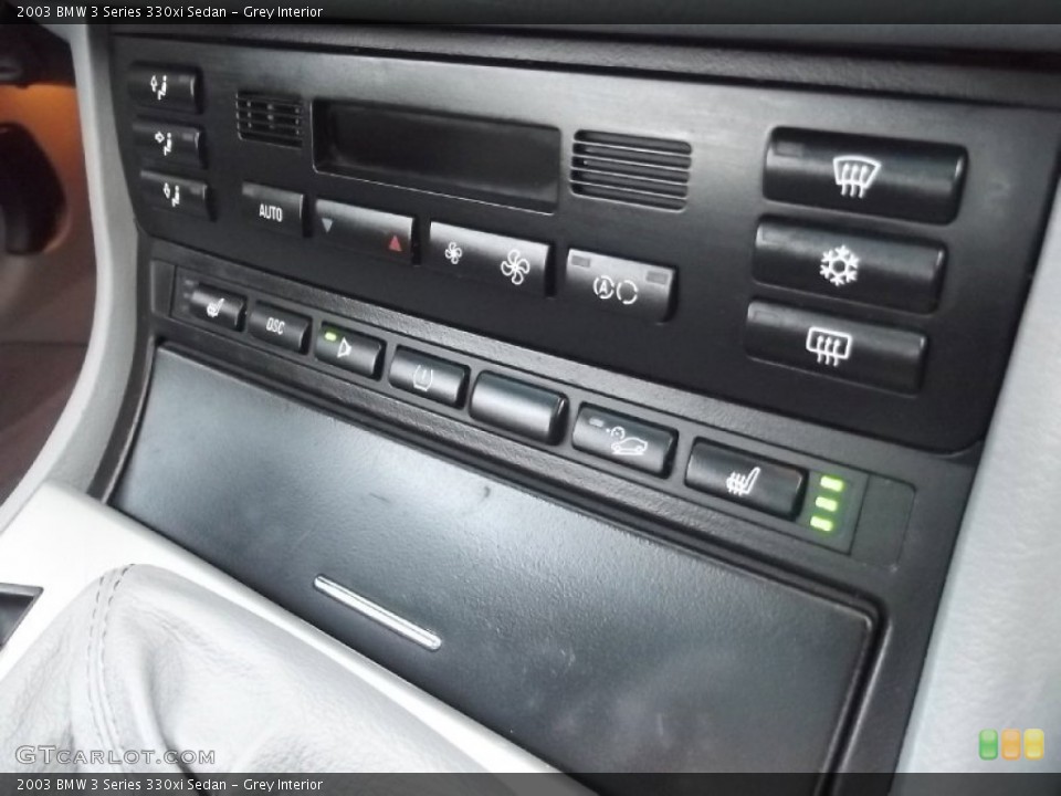 Grey Interior Controls for the 2003 BMW 3 Series 330xi Sedan #74350940