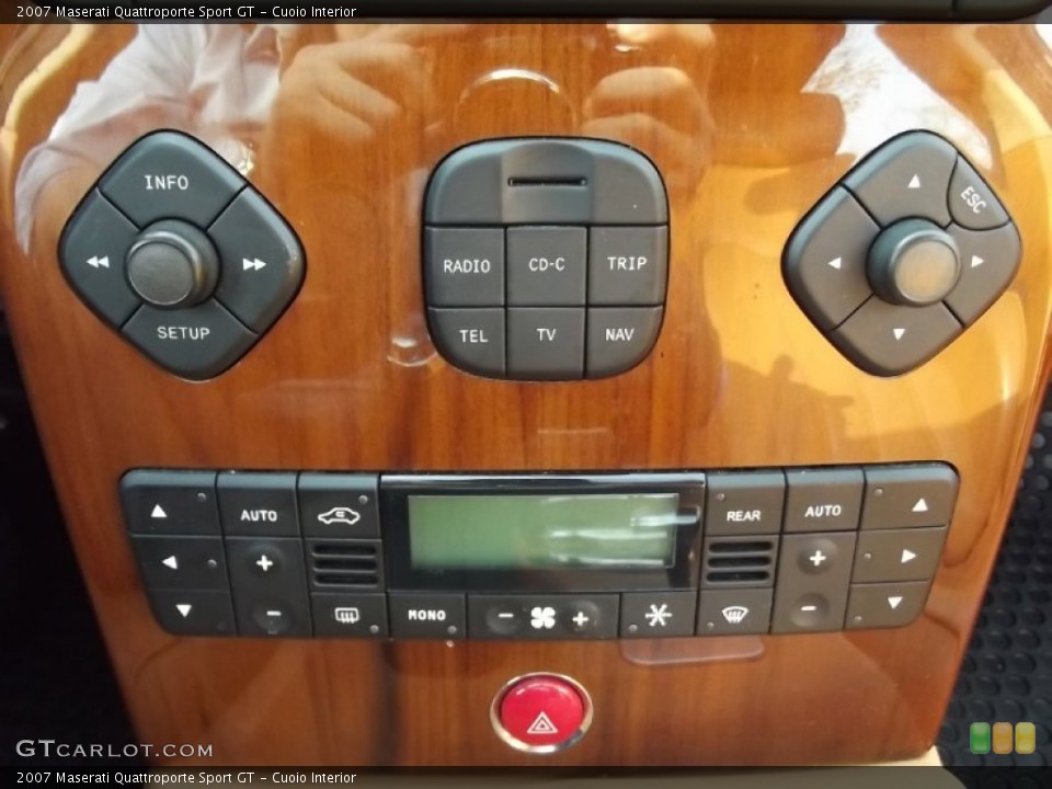 Cuoio Interior Controls for the 2007 Maserati Quattroporte Sport GT #74355560